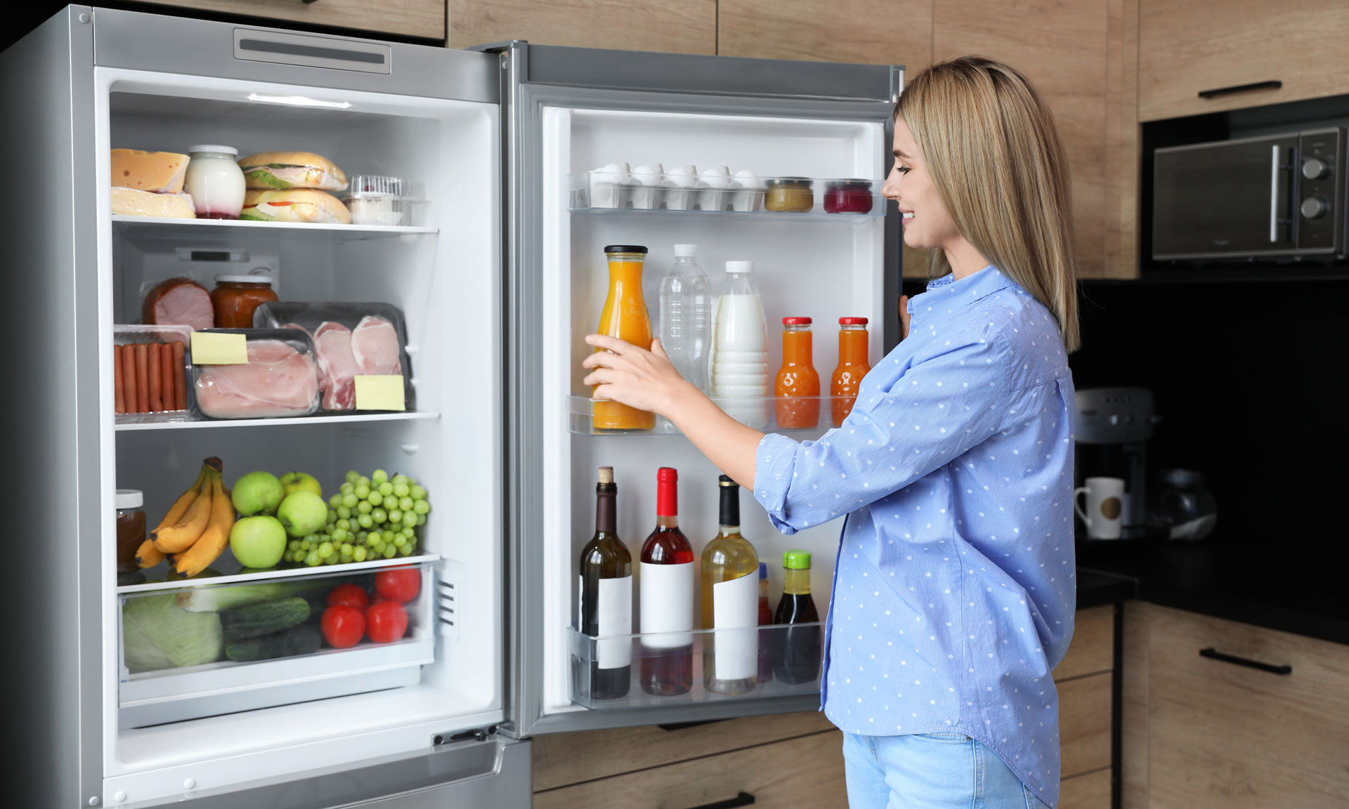 Из холодильника вынули закрытую крышкой. Холодильник с продуктами. Холодильник для бутылок. Достает из холодильника. Сок в холодильнике.