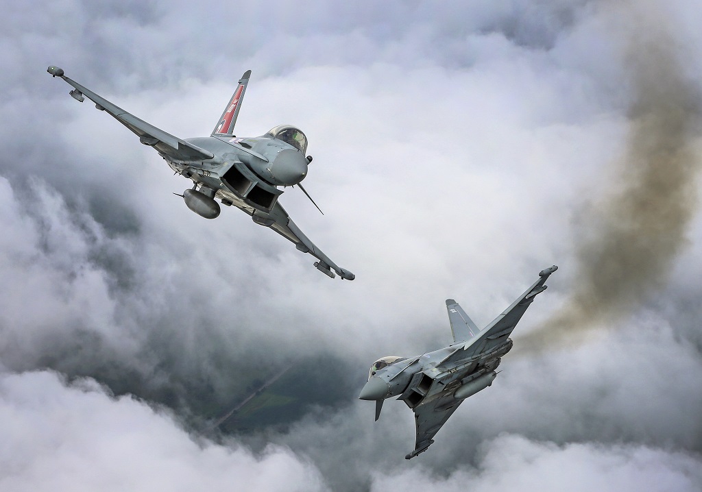مانور دو جنگنده تایفون و اف ۳۵ در ارتفاع پایین (ویدیو)