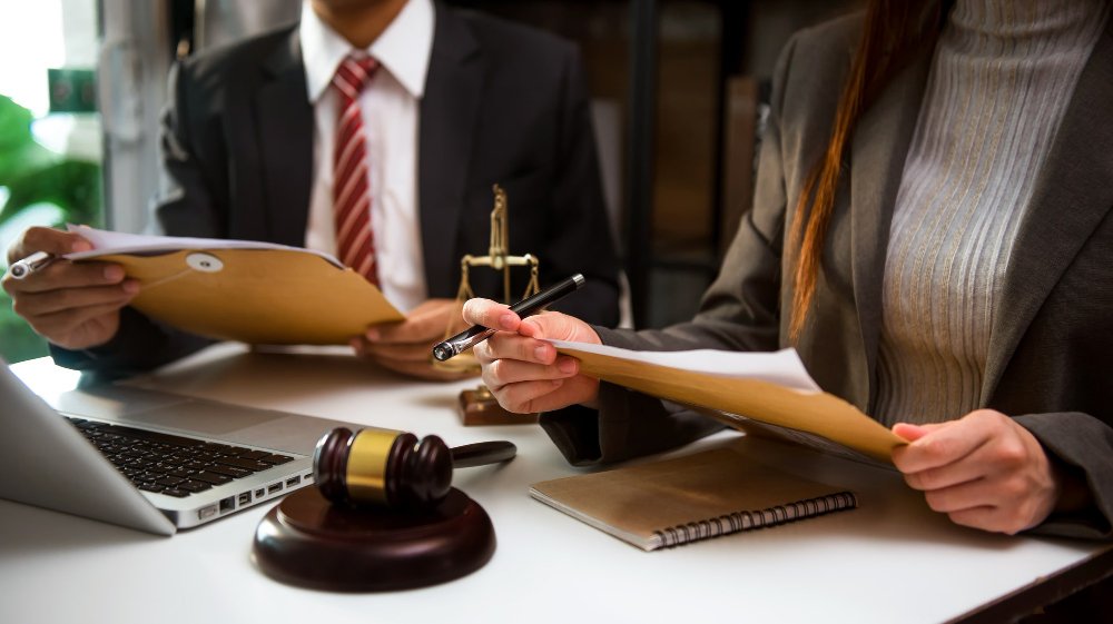 مشاوره-حقوقی-رایگان-با-بهترین-وکیل-خانواده-در-کرج-کاماپرس