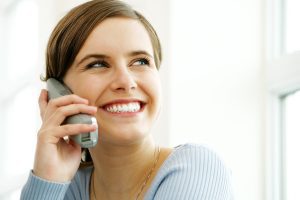 A picture of someone talking on a cordless phone-کاماپرس