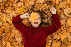 Photo of woman in autumn-کاماپرس