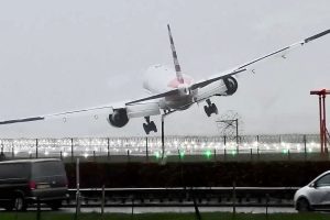 خلبان هواپیمای مسافربری 777 آمریکا کنترل هواپیما را از دست داد کاماپرس
