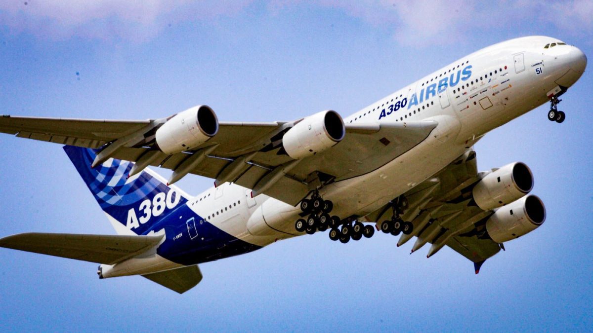 تیک آف هواپیمای غول پیکر ایرباس A380 (ویدیو) کاماپرس