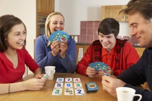 5 بازی کارتی محبوب برای دوهمی های خانوادگی کاماپرس