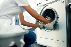 Une personne achète une machine à laver-کاماپرس
