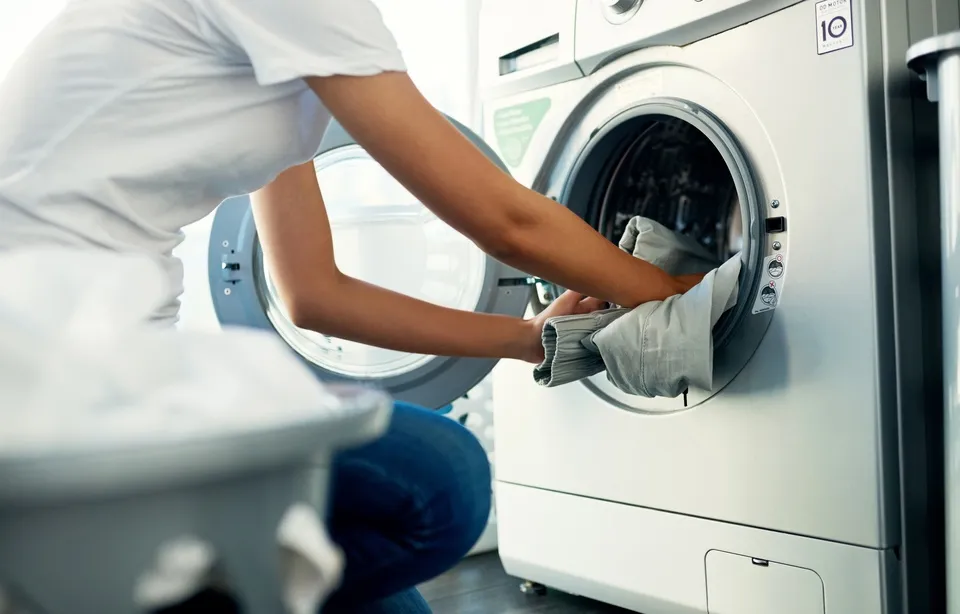 Une personne achète une machine à laver-کاماپرس