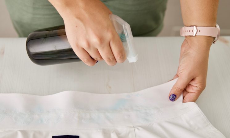 برای پاک کردن لکه لباس بیش از حد از مواد شوینده استفاده می‌کنید