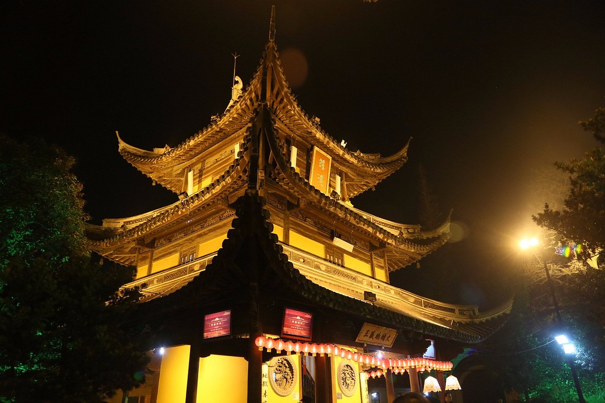 بازدید از معبد لونگهوا (Longhua Temple) در تور چین-کاماپرس